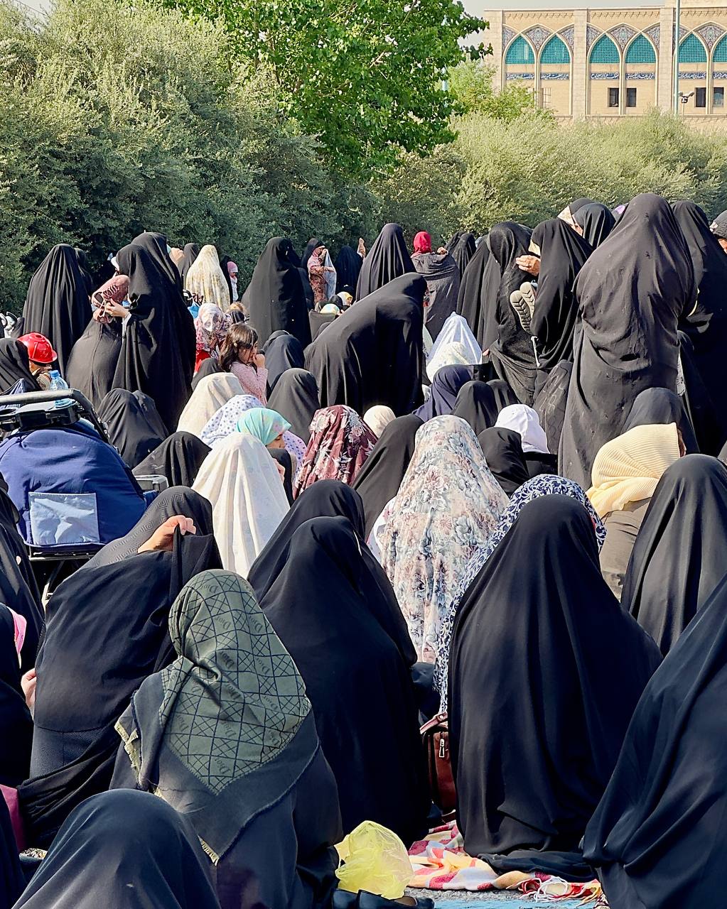 عکس معنادار از صف نماز زنان در مصلی تهران