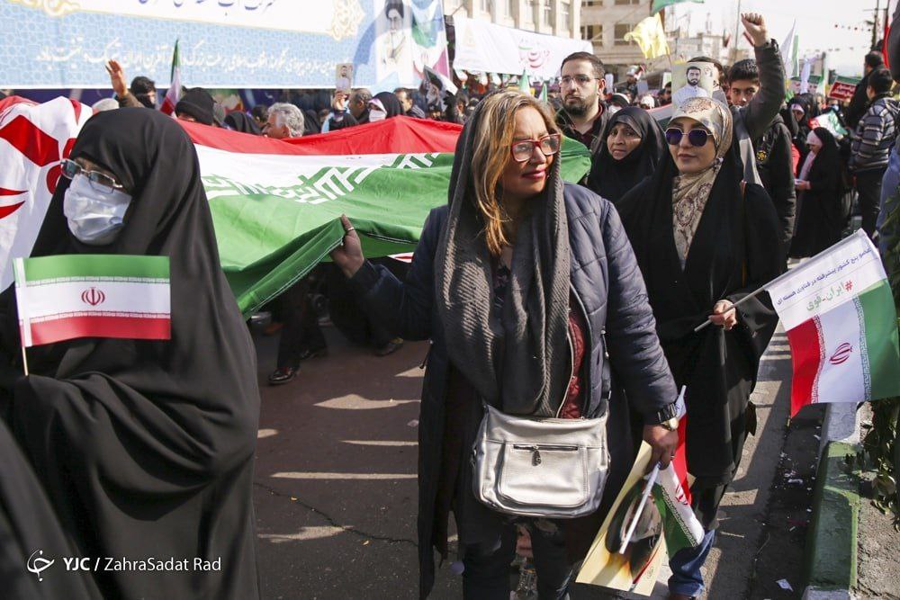 تصویری متفاوت از زنِ بی‌حجاب در راهپیمایی