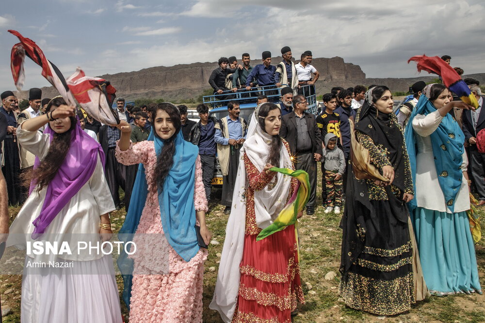 تصاویر چشم‌نواز از پوشش رنگین‌کمانیِ زنان ایرانی