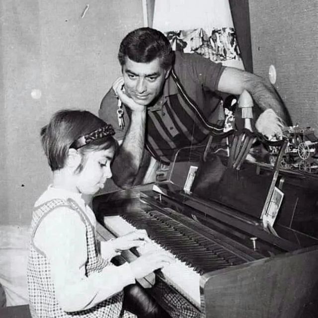 عکسی دیدنی از فردین و دخترش در حال نواختن پیانو