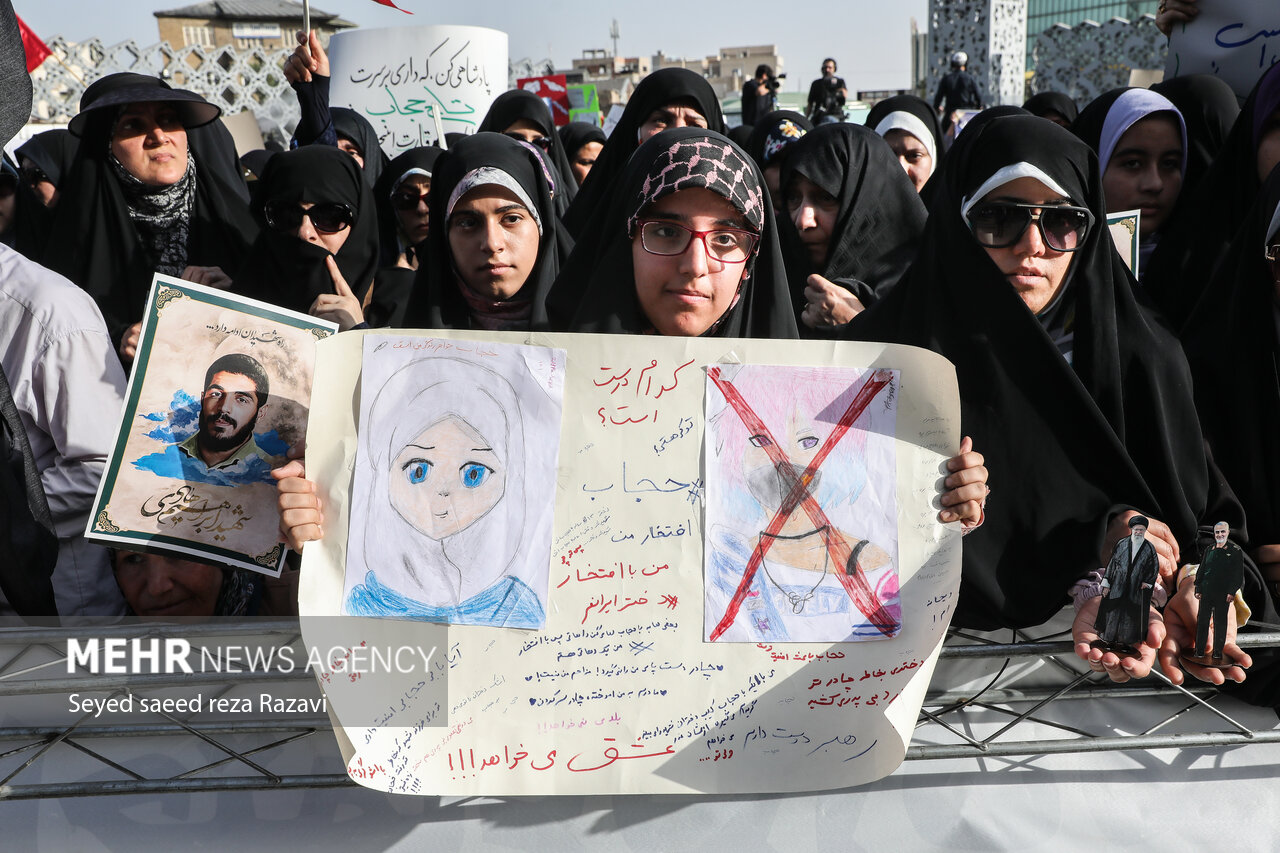پلاکاردهای جنجالی از تجمع حجاب در تهران 
