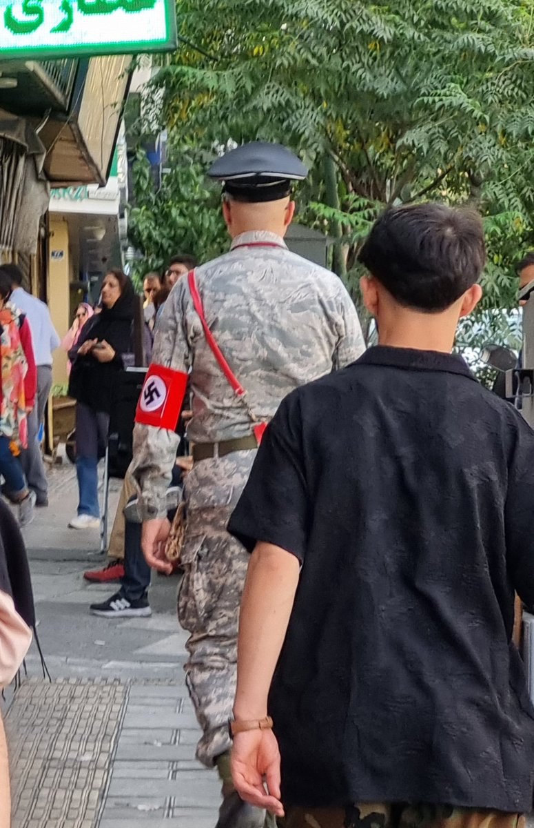 پوشش عجیب یک سرباز در خیابان‌‌های تهران