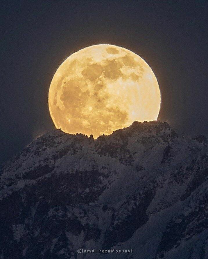 عکس دیدنی از نمایان‌شدن ماه از پشت قله سبلان