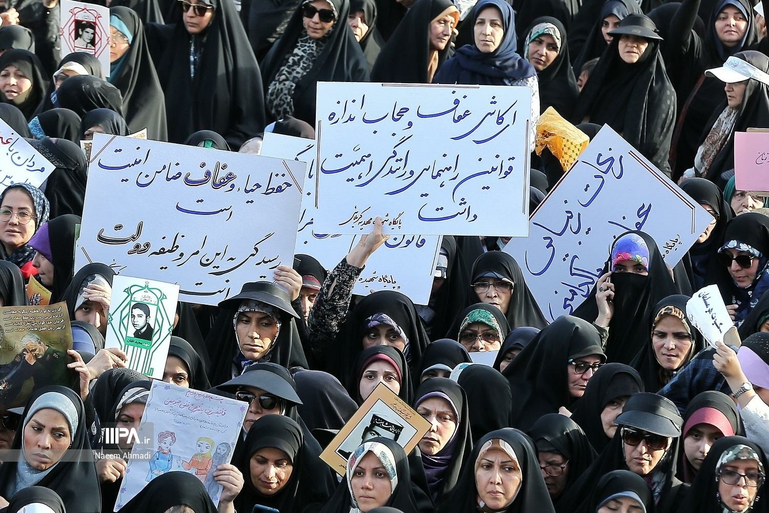 پلاکاردهای جنجالی از تجمع حجاب در تهران