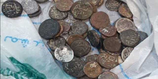 کشف ۵۶ قطعه سکه تاریخی در فرودگاه بندرعباس