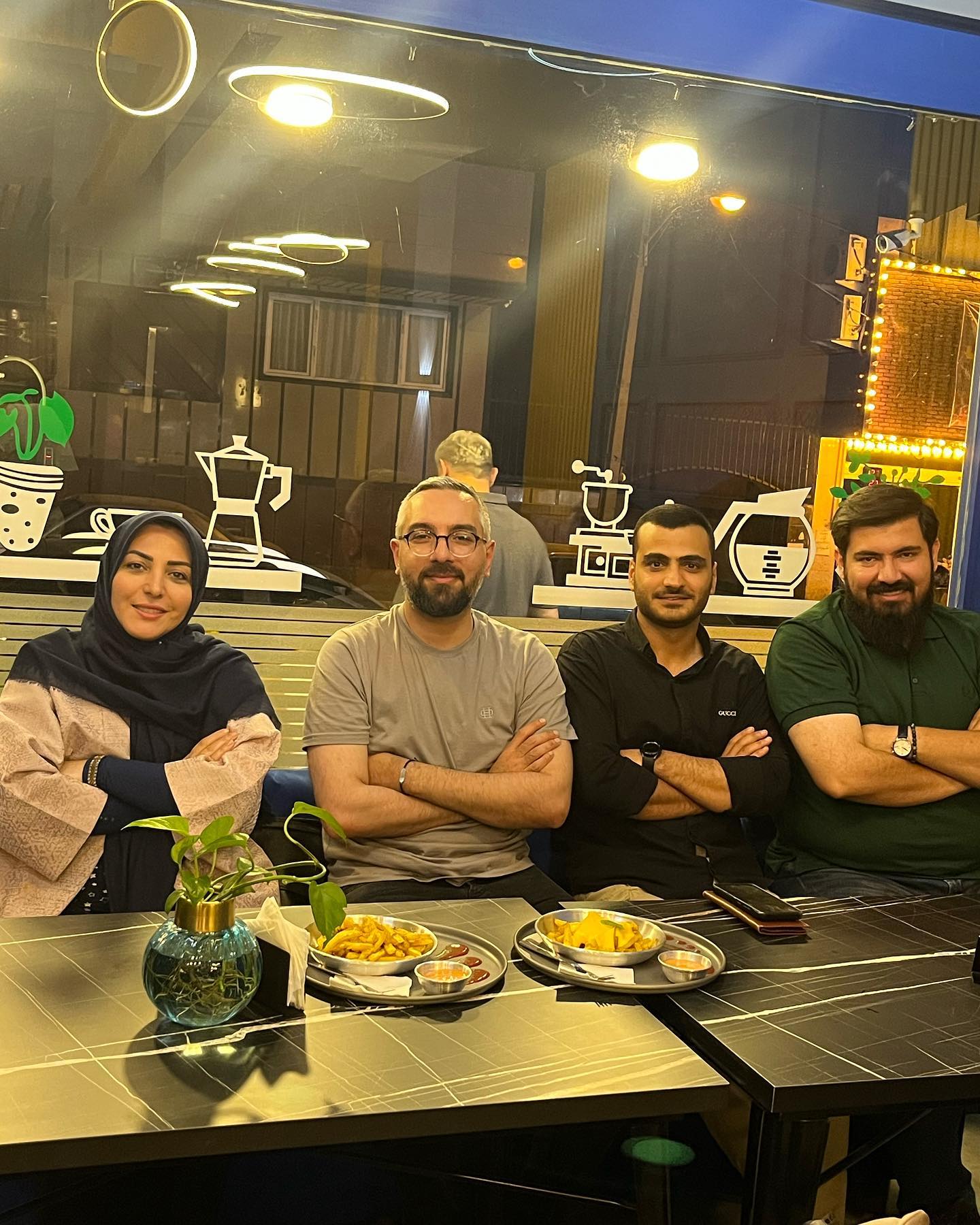 رستوران‌گردیِ المیرا شریفی‌مقدم در یک جمع کاملا مردانه