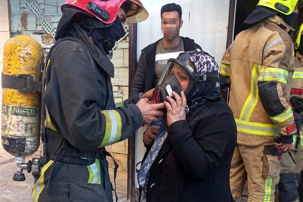 تصاویر احساسی از نجات چند هموطن از آتش‌سوزی