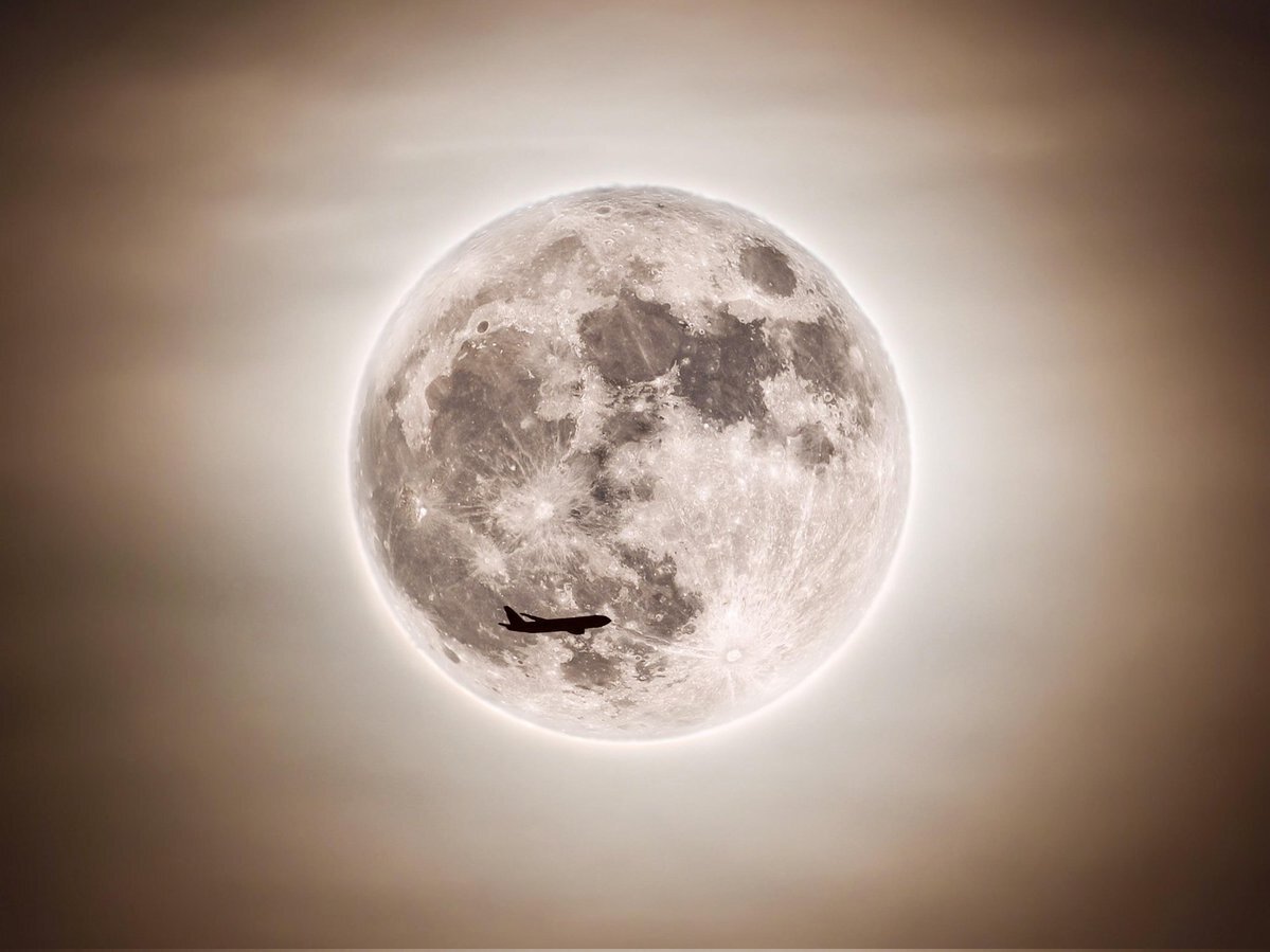 تصویر جادویی از شکار لحظه عبور بوئینگ ۷۶۷ از برابر ابرماه