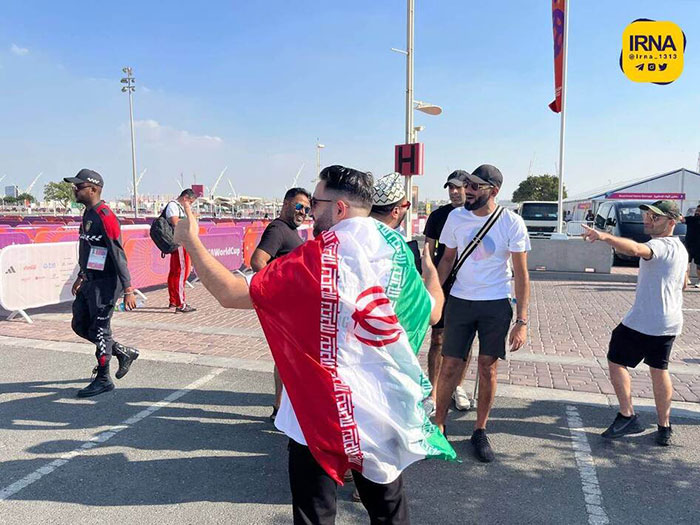 هواداران ایران و انگلیس در بیرون از ورزشگاه