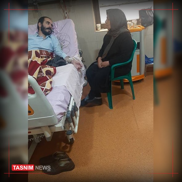 قابی از دیدار حسین رونقی با مادرش در بیمارستان
