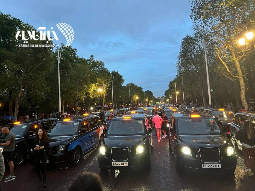 ادای احترام تاکسی‌های معروف لندن به ملکه 