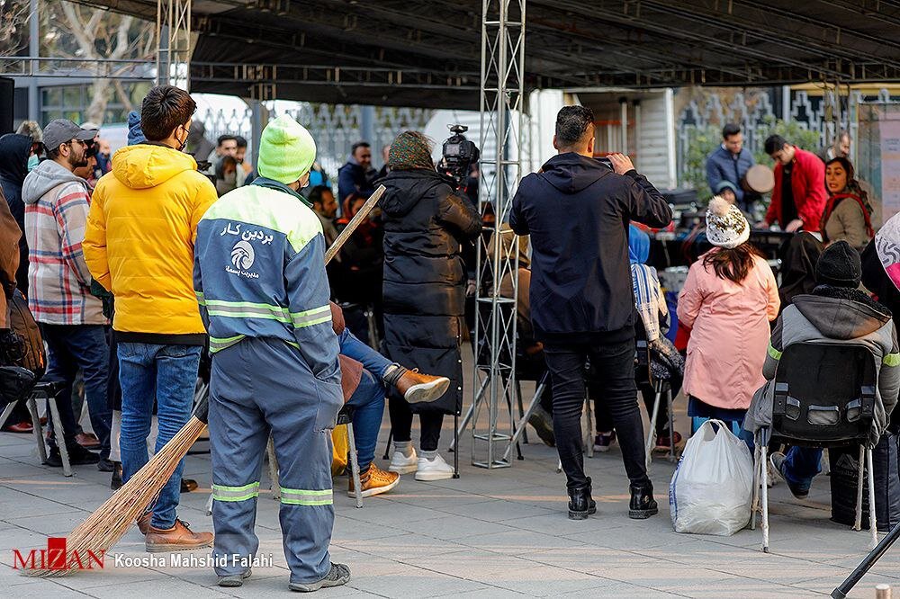 خنده‌های بلند تماشاگران در خیابان‌های تهران