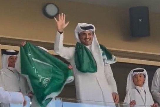 امیر قطر با پرچم عربستان در ورزشگاه