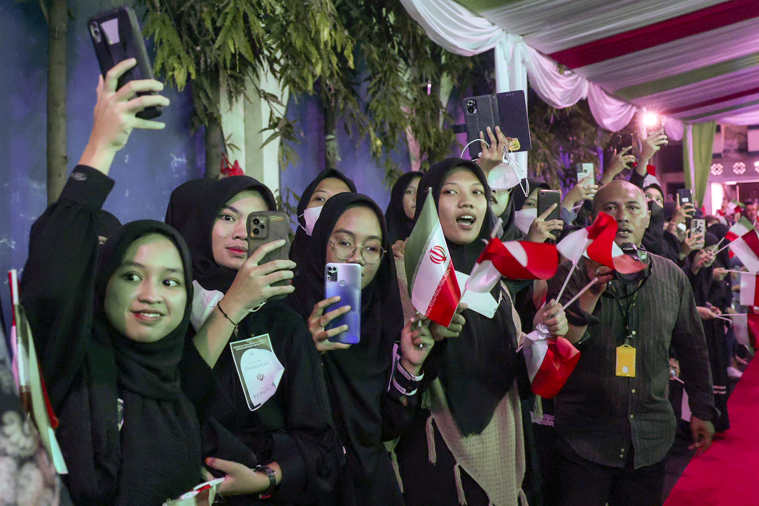 پوشش متفاوت زنان اندونزی مقابل ابراهیم رئیسی