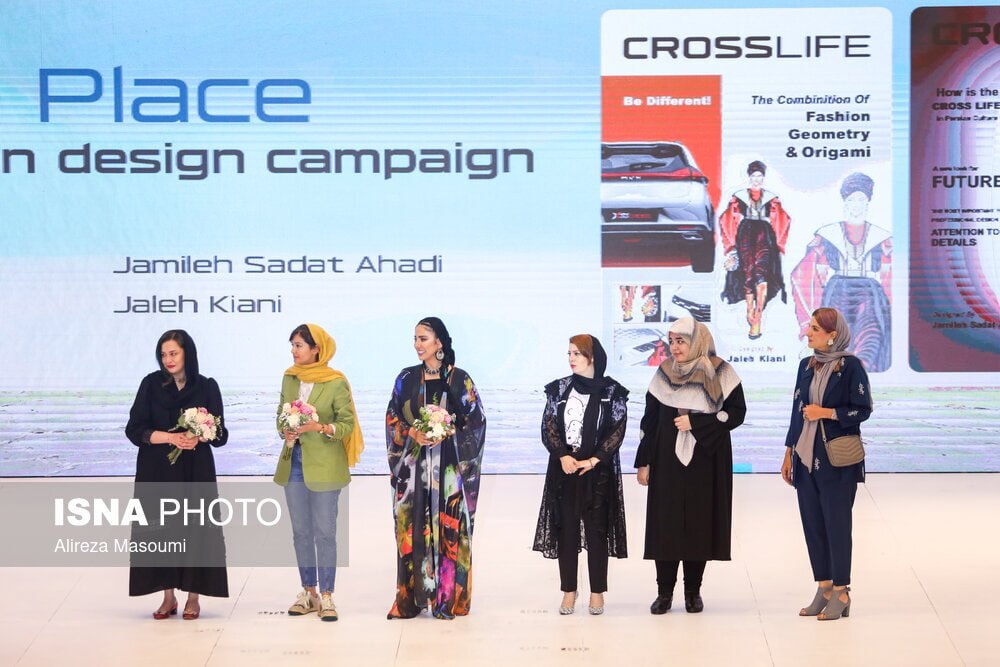 حجاب متفاوت زنان در مراسم رونمایی از یک خودرو خبرساز شد