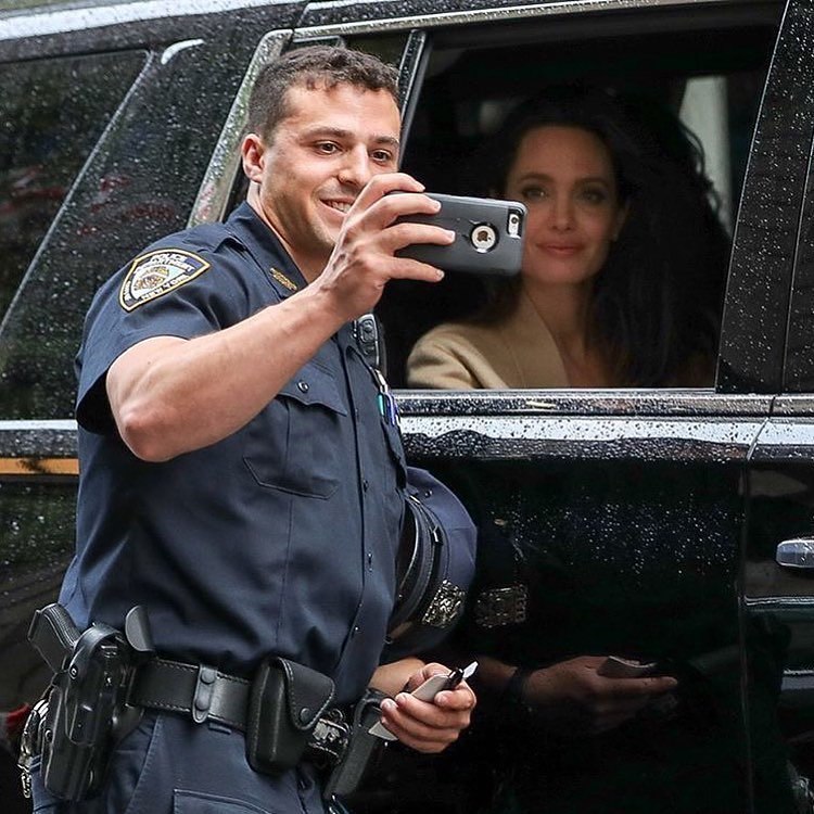 عکس سلفى ستاره زن سینما با پلیس در خیابان 