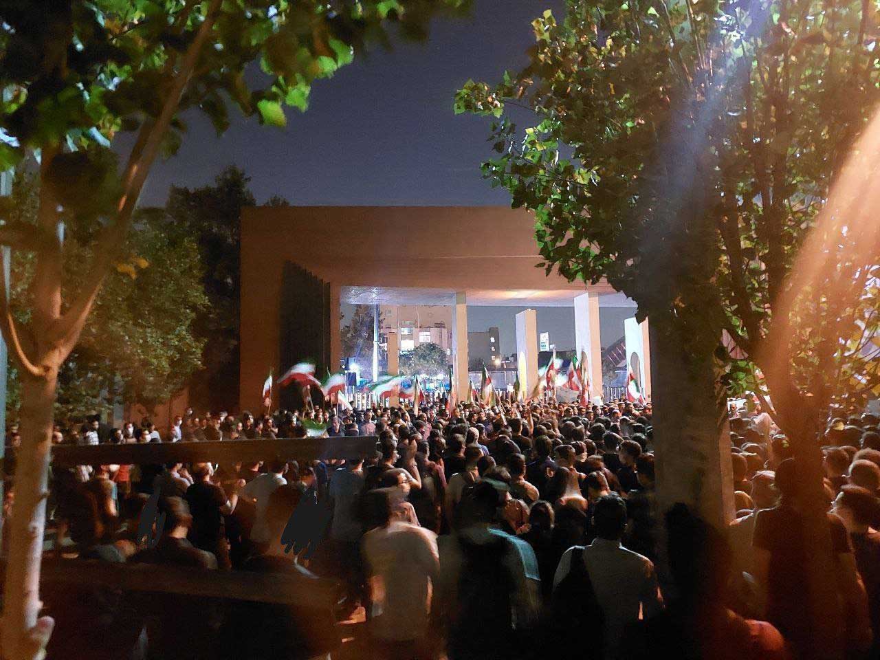 تصاویر تازه از حواشی اعتراضات در دانشگاه شریف
