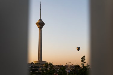 پرواز بالن بر فراز برج میلاد تهران