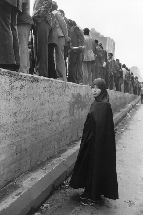 عکس معنادار از یک زن در روزهای انقلاب که وایرال شد
