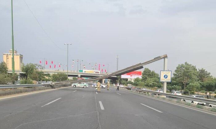 سقوط تابلوی مسیرنما بر روی خودروها در تهران