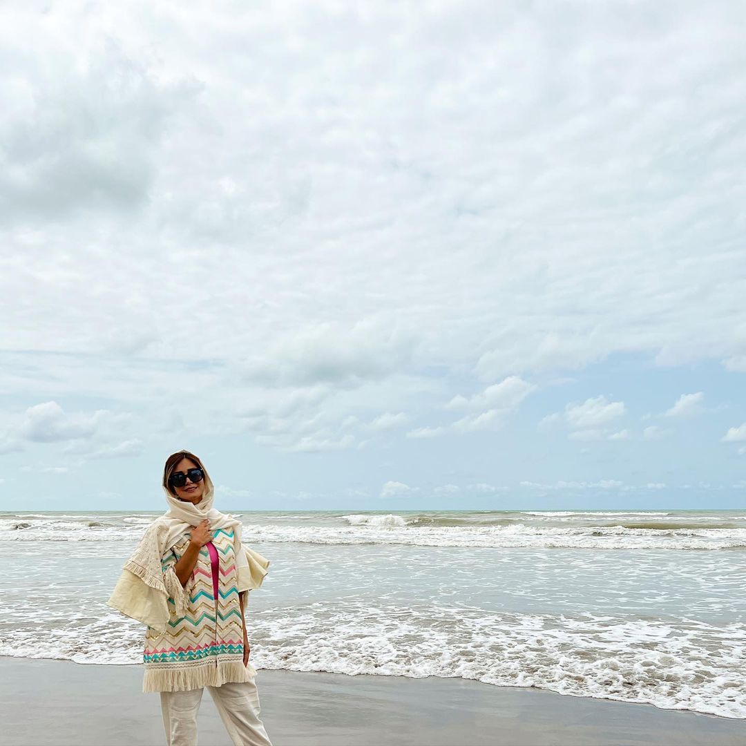 تیپ ریش‌ریش همسر شاهرخ استخری در ساحل