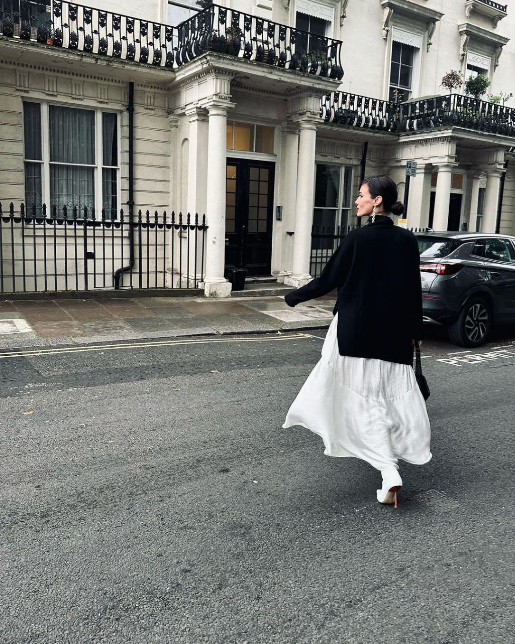 عکس‌های جدید از بازیگر زن ترک با کت و یک لباس بلند سفید