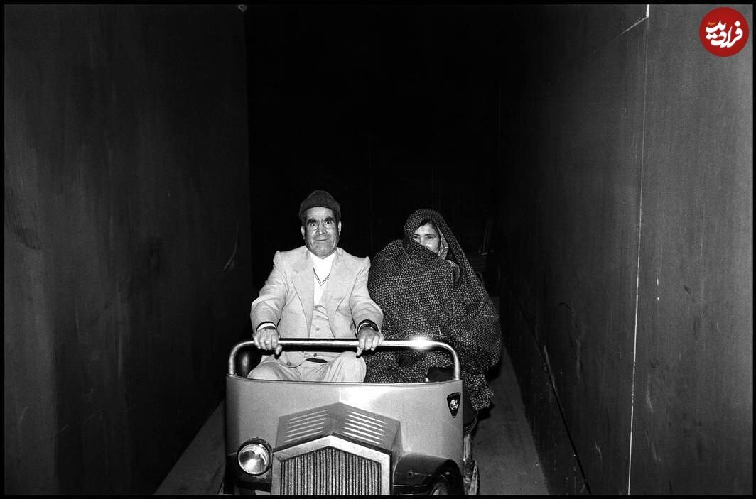 تصویر زیرخاکی از یک زوج مسن در تونل وحشت پارک ارم