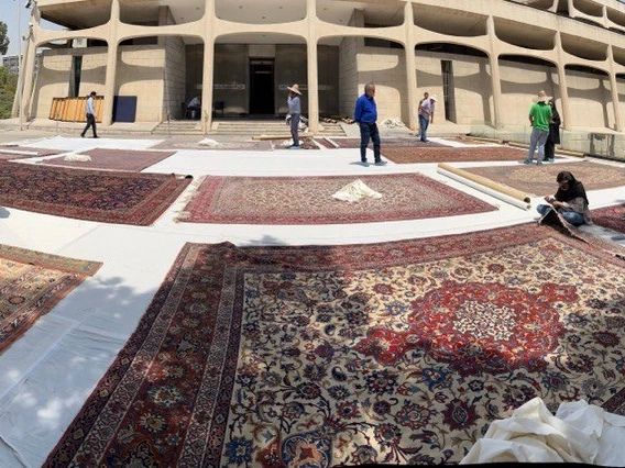پهن کردن فرش‌ 200 ساله زیر آفتاب سوزان تهران!