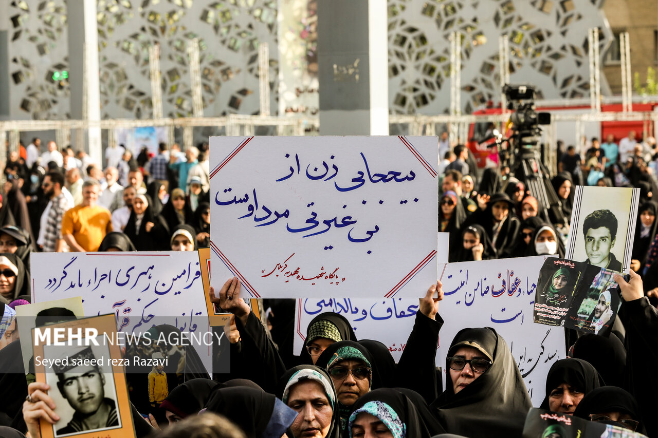 پلاکاردهای جنجالی از تجمع حجاب در تهران