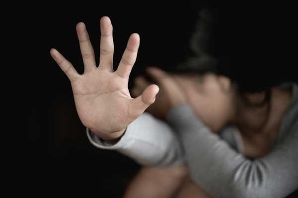 مردانِ متعفنی که کارشان لمس بدن زنان در خیابان است