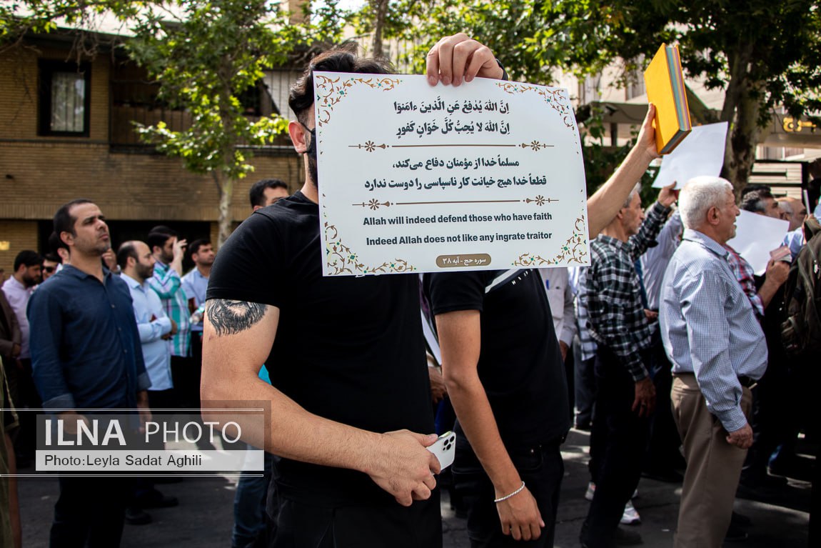 تصویری تامل‌برانگیز از تجمع قرآنی مقابل سفارت سوئد