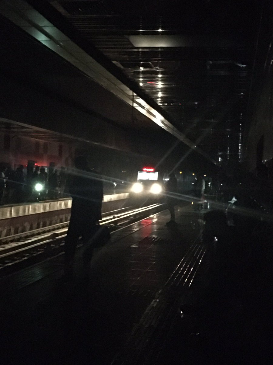 عکسی از ایستگاه شلوغ متروی تهران در تاریکی مطلق