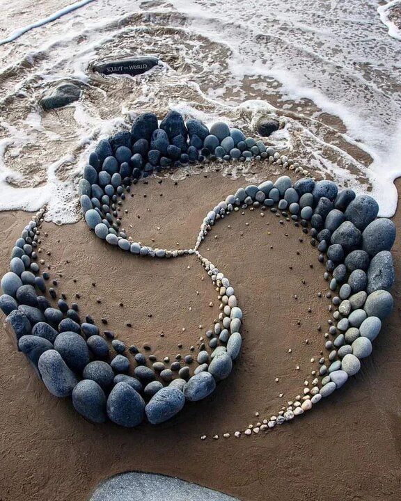 ایجاد تصاویر خارق‌العاده با سنگ‌های ساحلی 