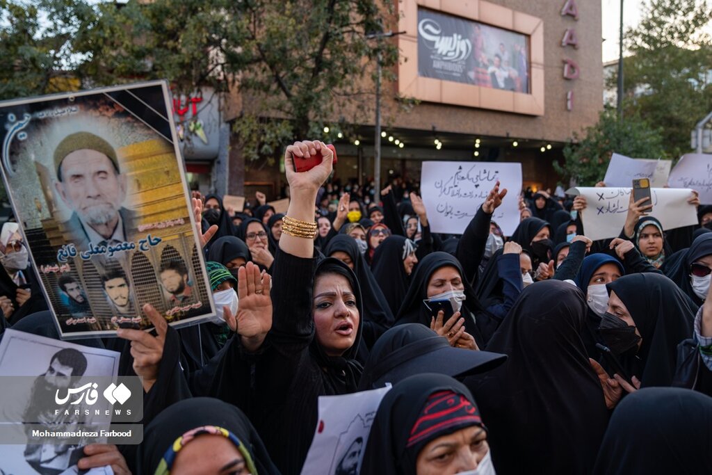 تجمع شیرازی‌ها در اعتراض به اقدام دو زن بدحجاب