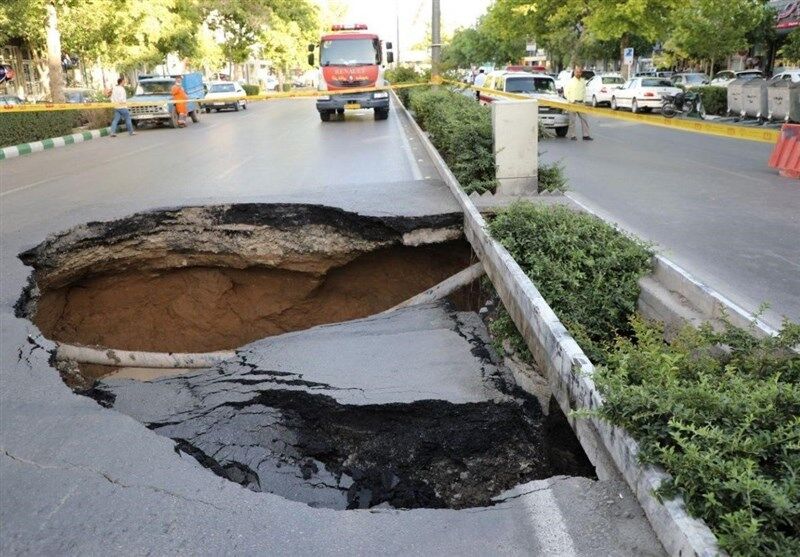 ریزش ترسناک خیابانی در اصفهان بعد از نشتی آب