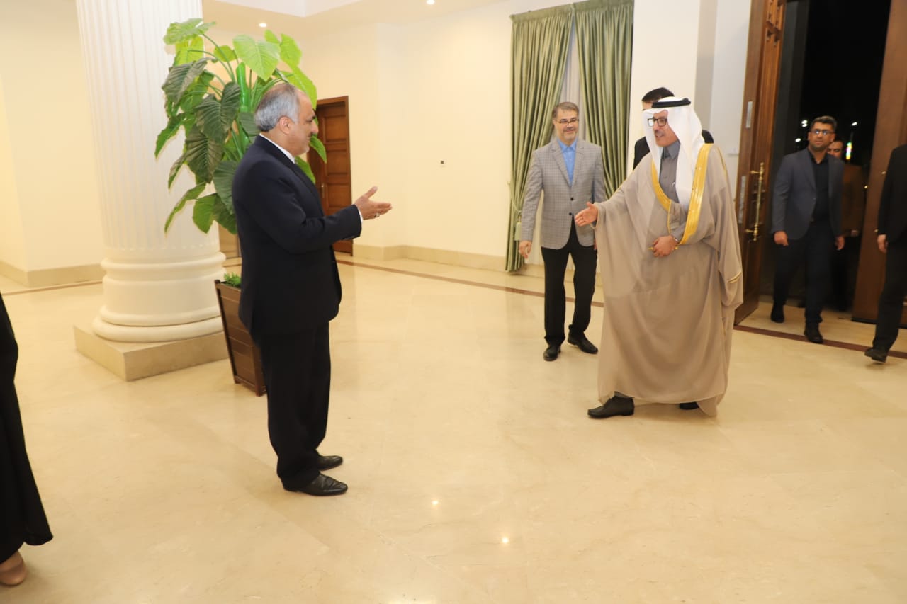 ماچ و بوسه سفیر عربستان با مقام ایرانی در سفارت