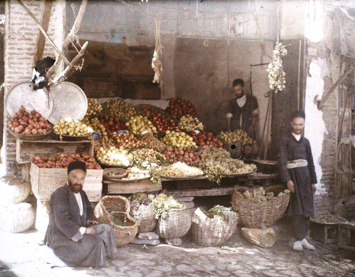عکسی رنگی از یک میوه فروشی در همدان، 96سالِ قبل