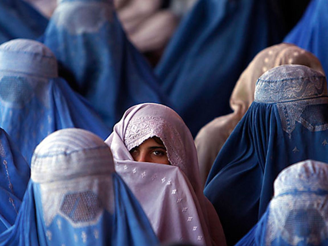  برقع برای زنان افغانستان اجباری شد