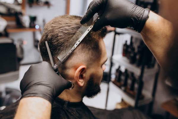 آموزش کوتاه کردن مو در خانه با کمک کش سر