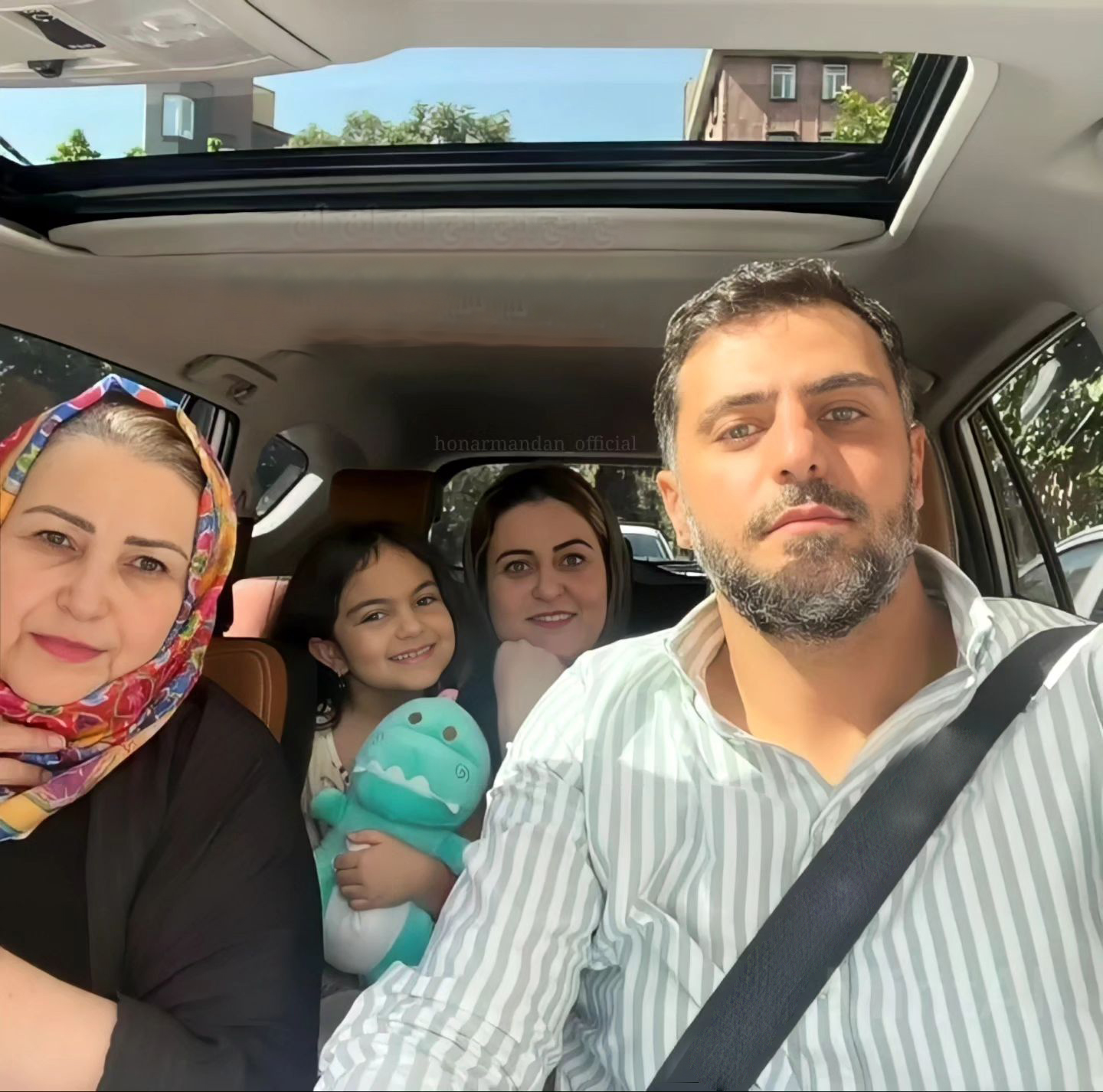 سلفی توماشینی و باکلاس علی ضیا با خانواده‌اش