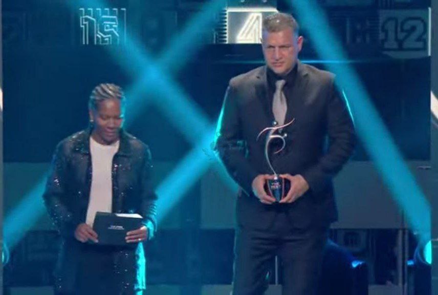 اهدای جایزه خاص توسط علی دایی در مراسم د بست