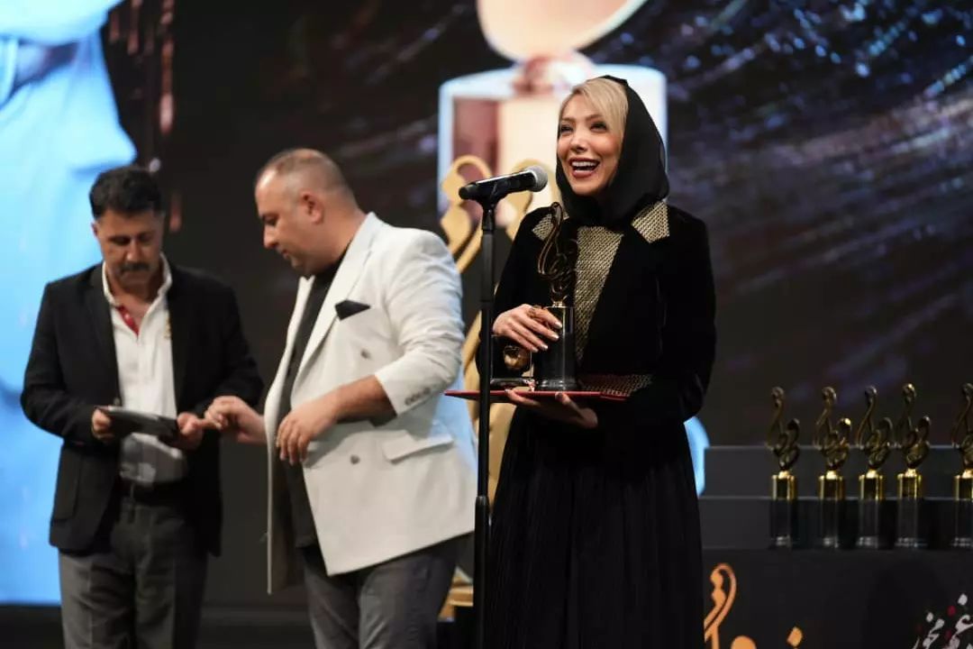 تیپ مجلسی بهترین بازیگر زن مراسم حافظ