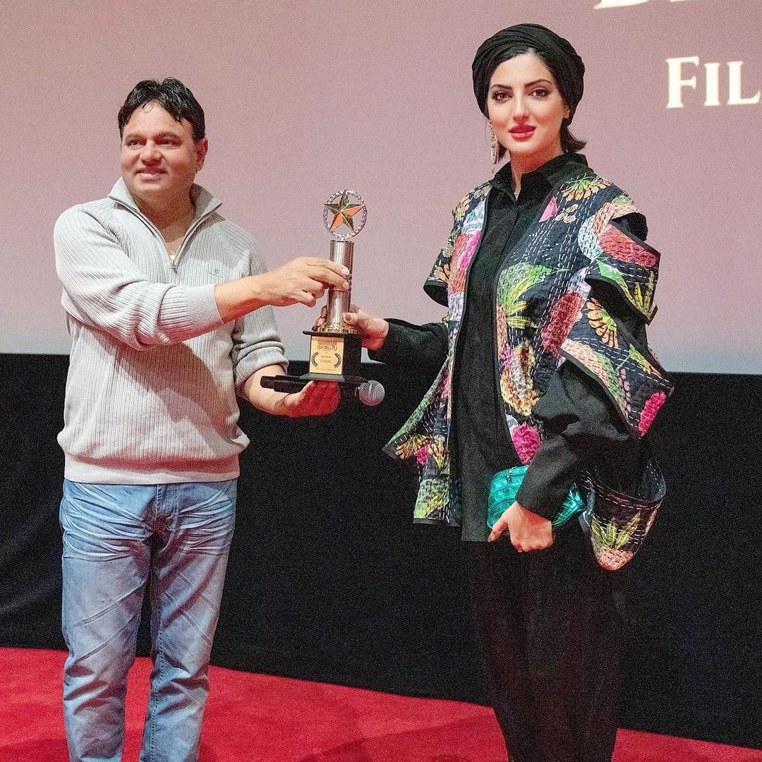 تیپ خیلی خاص خانم بازیگر در جشنواره فیلم هند