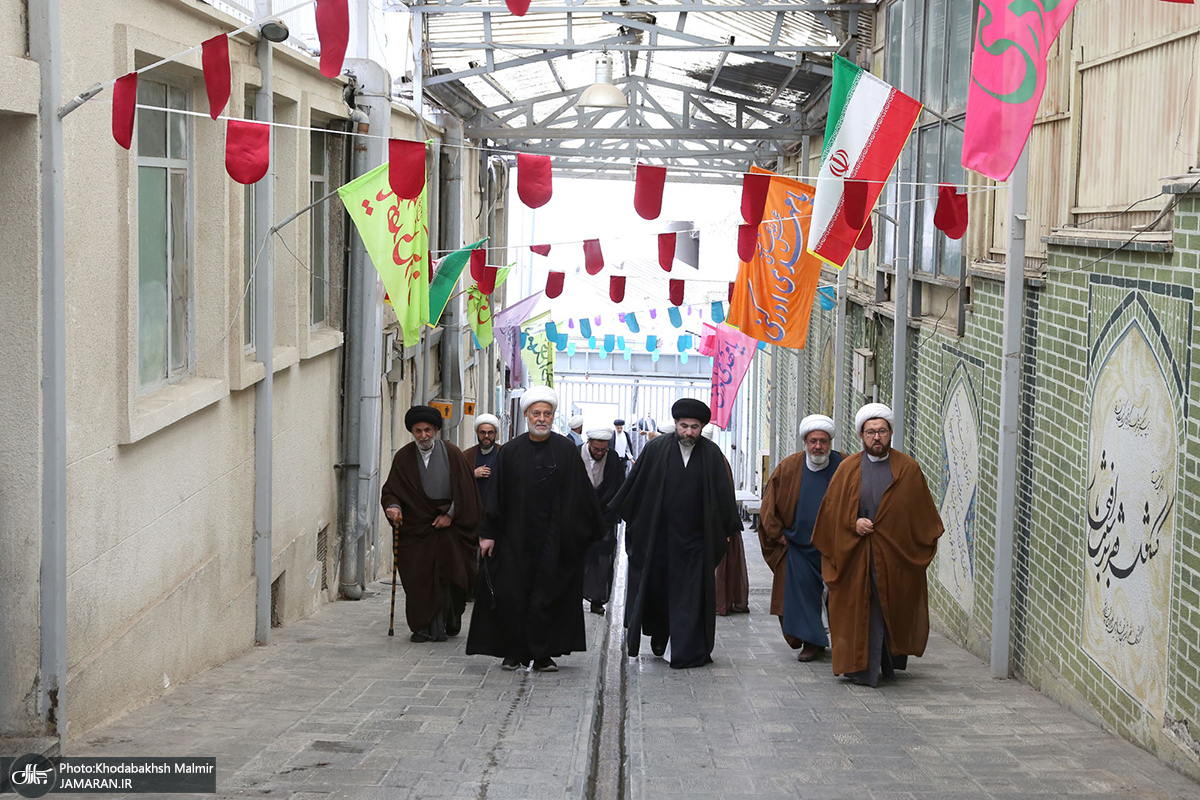  بوسه یک روحانی بر عکس امام(ره) در جماران