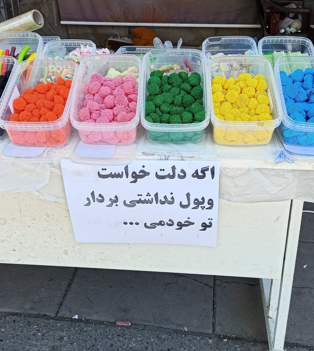 این فروشنده خیابانی در تهران، همه شهر را اکلیلی کرد