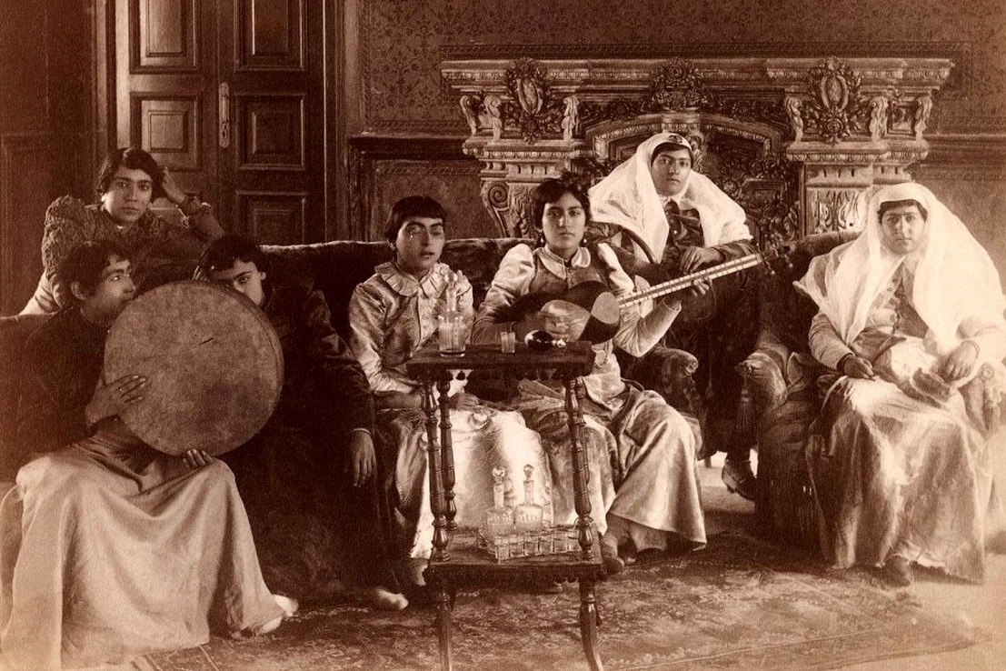 از مطرب تا کفترباز؛ عکس‌هایی از زندگی روزمره در دوران قاجار