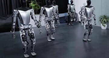 رژه ربات‌های تسلا در فضای مجازی غوغا به پا کرد