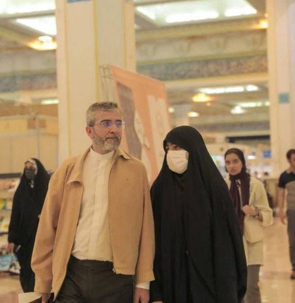 لباس‌های نامنظم آقای سیاستمدار در نمایشگاه کتاب تهران