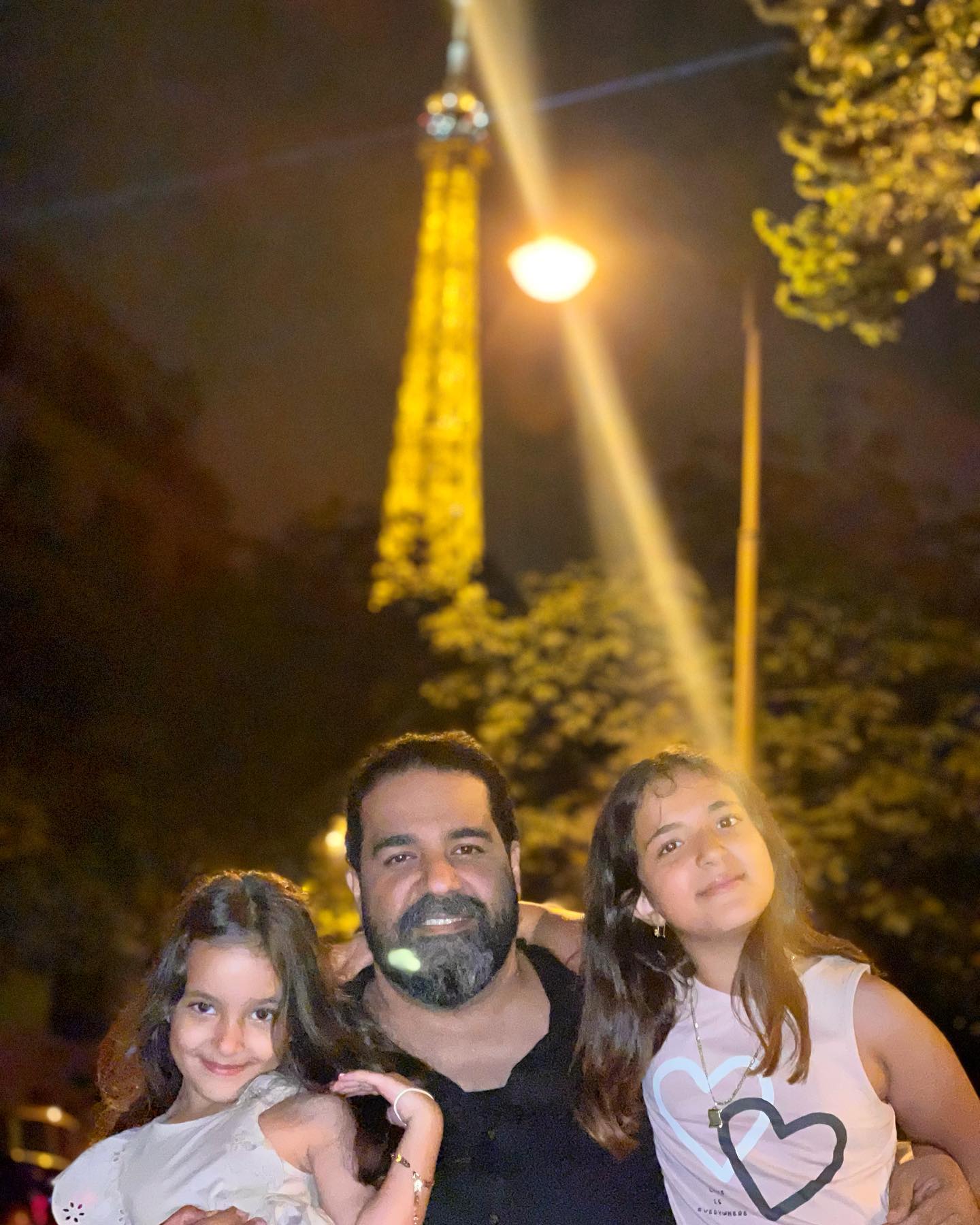 عکس جدید رضا صادقی و دخترانش در پاریس