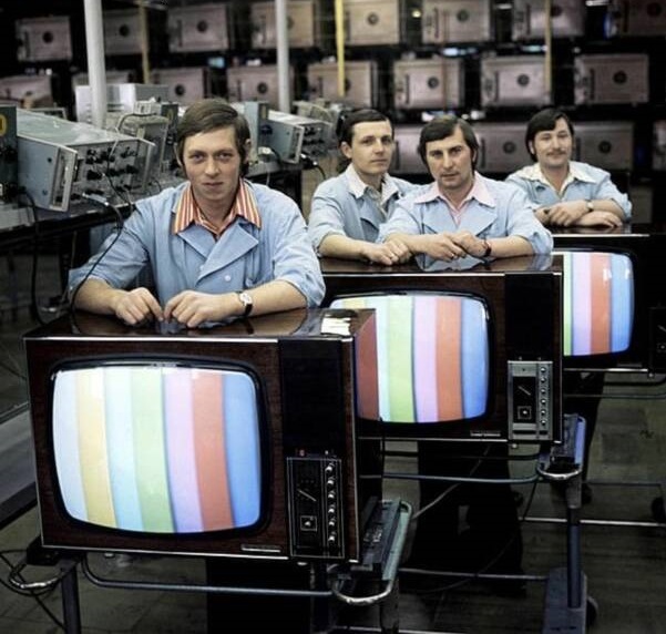خط تولید تلویزیون رنگی در شوروی سابق!